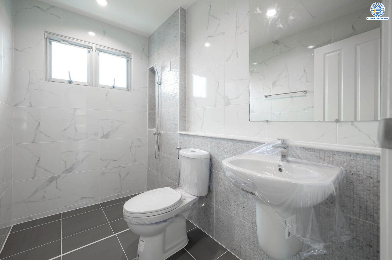 บ้านมือสองตกแต่งใหม่ โครงการ เดอะซิตี้ รัตนาธิเบศร์-แคราย เนื้อที่กว่า 62.4 ตร.ว. พื้นที่ใช้สอย 190.81 ตร.ม. พร้อมฟังก์ชัน 3 ห้องนอน 3 ห้องน้ำ จอดรถได้ 2 คัน บนทำเลศักยภาพ ติดถนนรัตนาธิเบศร์ เชื่อมต่อถนนงามวงศ์วาน, ถนนติวานนท์, ถนนเลี่ยงเมืองนนทบุรี ทำเลใจกลาง 2 เซ็นทรัล ใกล้รถไฟฟ้าสายสีม่วง "สถานีสะพานพระนั่งเกล้า" และจุดขึ้นทางด่วน "งามวงศ์วาน"